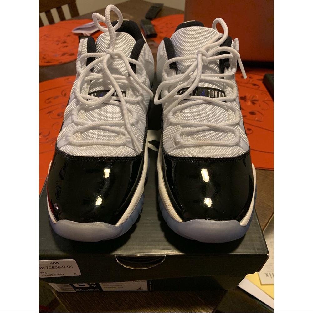 Retro 11 Jordan white low concords